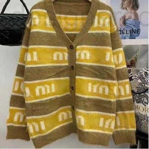 Kvinnors tröjor Designer 2023 MIU Designer Sweater Womens Wool Women Knitwear Cardigan Jacket Fashion Cashmere Coat R6i9