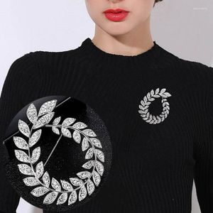 Brooches Utei Jewelry Vintage Style Amaing Black Crystals Leaf Brooch Exquisite Women Scarf Pin Lady Clothes Accessories Corsage