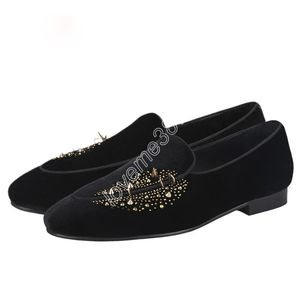 Pantofole da uomo in velluto nero Scarpe Marchio di lusso Stesso design Borchie artigianali e cristalli Slip-On Mocassini per feste