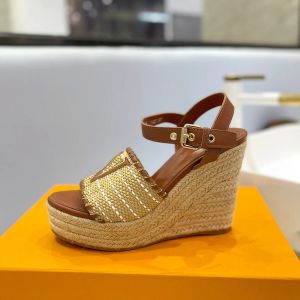 Designer kvinna styrbord kil sandaler halm sandaler öppen tå plattform kohud läder kil pumpar halm botten klassisk espadril