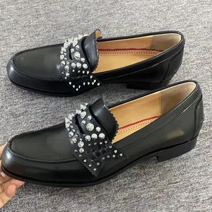 Nya svarta äkta läder män spikade loafers mode glid på nitskor lyxklänningskor italienska lägenheter casual skor