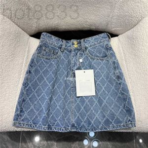 Saias Estilista Feminino Linha A com Botões de Letra Denim Mini Saia Meninas Feminino Vintage Milan Runway Marca High End Algodão Personalizado Vestidos Diamante VJ33