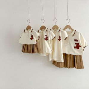 Polos yaz çocuk bebek nakış ayı kazak polo gömlek bebek katı pileli etek bebek çizgi film kısa kollu romper çocuk elbise 230625