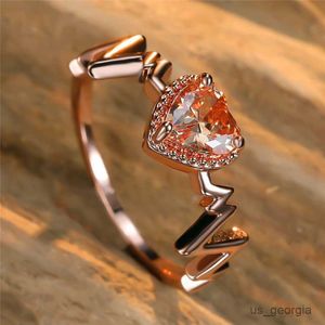 Pierścienie zespołowe luksus żeńska szampan kryształowy kamienny pierścionek Śliczny cyrkon Rose Gold Kolor Ślubny dla kobiet urok Heart Beat Reagement Pierścień R230625