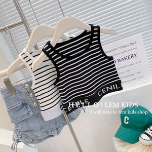 Vest Stripes ärmlös t-shirt mode flickor söta topp barn sommarkläder för baby flickor svart och vita underkläder 230625