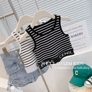 ベストストライプの袖なしTシャツファッションガールキュートトップトップキッズベビーガールのための夏の服黒と白の下着230625