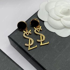 New Fashion Black Heman Letter Dangle Chandelier Earrings 여성 골드 시에 바늘 디자이너 여성 파티 생일 선물을위한 보석