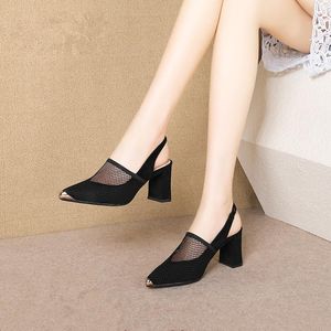 Sandalet blok topuklu somunlar kadınlar yüksek 2023 moda bayan topuk sandal kadın siyah yaz ayakkabı için