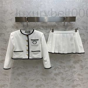 Zweiteiliges Kleid, Designer-Damen-Sets, Outfit, Anzüge mit Buchstaben-Stickerei, Mädchen, Mailand, Laufsteg, Oberbekleidung, Blazer, Crop-Top, Jacke, Mantel und Mini-A-Linien-Faltenröcke 1O9I