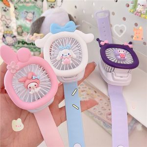 Andere Home Garden Kawaii Sanrios Tragbare Handschlaufe Anime Kuromi Melody Cinnamoroll Mini-Uhr Handventilator USB-Aufladung Kleine Ventilatoren mit Licht 230625