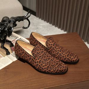 Ny ankomst Leopard loafers brittisk stil män sammet skor avslappnade lägenheter lyxiga slip på klänningskor herr festskor