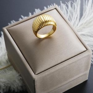 ウェディングリングZmfashion Wholesale Jewelry Texture Wide Ring PVD ​​GOLDメッキステンレス鋼女性用防水ファッションエンゲージメント