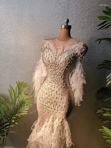 Zużycie sceniczne sukienki urodzinowe Prezentacje Błyszczące diamenty Białe pióra Elegancka wieczorowa suknia koktajl