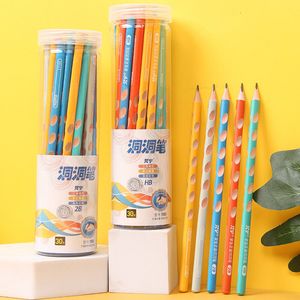 Ołówki 30pcs 2b Hb Trójkąt drewniany ołów kreatywne dziura Korekta Postawa PenCil do dzieci Prezenty School Office Stationerery Supplies 230626