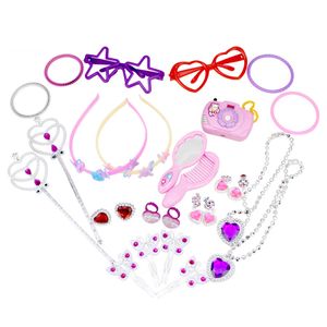 Novelty Games 72st Girl Birthday Decoration Toy Set for Pink Party 12 Type Mixed Heart Ring Farterfly Hairpin Hair Band Camera Toys Set 230625