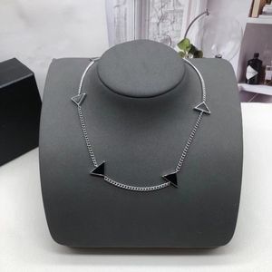 Designer Classics Necklace Women Men Chains Luxury Jewelry Black White P Triangle Pendant Party Hip Hop Punk Names Statement Gold Men Necklaces Designer Jewelry