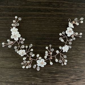 花嫁のためのかなり白い手作り花ウェディングヘッドピースラインストーンビーズヘアドレスヘッドバンド女性プロムセレモニーWeddi275l