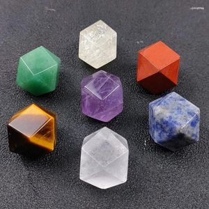 ペンダントネックレスFYJSユニークな7 PCS幾何学的形状多くの色クォーツストーンヒーリングチャクラスピリチュアルジュエリー
