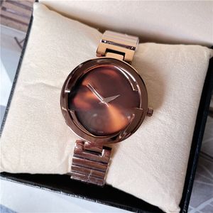 Orologio da polso da donna di marca completa di moda da donna stile ragazza da donna di lusso con orologio al quarzo con cinturino in metallo con logo in acciaio G 135