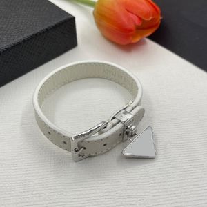 pulseira de designer pulseiras de fivela de luxo com letras de charme pulseiras masculinas pulseiras de tendência de moda feminina jóias clássicas córtex de alta qualidade preto branco incrustado em couro