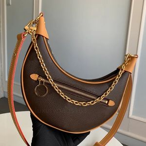 Croissantväska axelväska luffare designerplånbok kosmetisk halvmåne lång stickväska underarm handväska crossbody väska metall kedja topp lyx