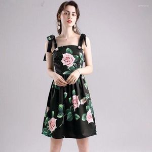 Sukienki na co dzień 2023 Summer Rose Floral Print Mini sukienka Designer Runway Kobiety Spaghetti Pasek Bow Kobieta wysoka talia wakacyjna czarna