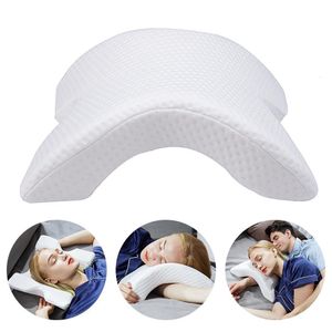 Travesseiro cervical em forma de arco com espuma viscoelástica curvo para dormir cervical com design oco descanso de braço mão para casal de dormentes laterais 230626