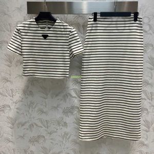 Vestido de duas peças feminino conjuntos de roupa ternos com sinal de triângulo de letra meninas Milan Runway marca algodão outwear camiseta curta camiseta e saia midi linha A 3NB2