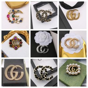Elegant guldpläterad varumärkesdesigner bokstäver brosch mode berömda kvinnor legering bokstäver pärla kristall strass kostym stift smycken