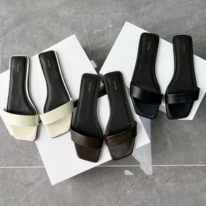مصمم الصنادل الصف الفرنسية Lady Leather Toe Clip Square Hitten Heel Luxualy Casualy Mostual Outdoor Party Slippers QCG9