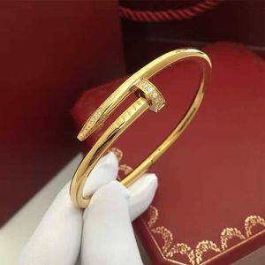 Hot Hot Selling Minimalist Personality Trend Men and Women's Fashion Nail Armband Crossing 18K Gold Light Luxury Opening Par Jewelry Woman