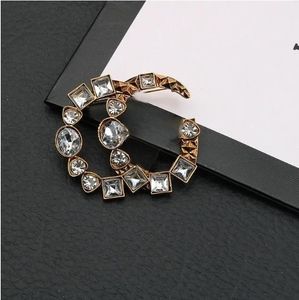 Pins Broschen Elegante vergoldete Marke Designer Buchstaben Brosche Mode Berühmte Frauen Legierung Brief Perle Kristall Strass Anzug Pin Schmuck 9WK4