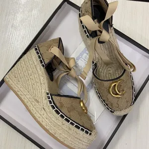 Kvinnors Espadrille Sandal Red and Beige Raffia Slipper Mid-Heel Shoes White Leather Trim Fashion Platform Sandaler Designer Emblematic Pattern Shoe 35-41 05