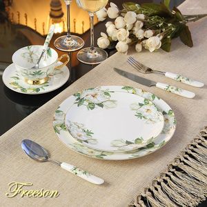 Set di stoviglie Europa Pastorale Bone China Set di stoviglie con forchetta Coltello Piatti Piatti British Royal Advanced Porcelain Pasto Posate