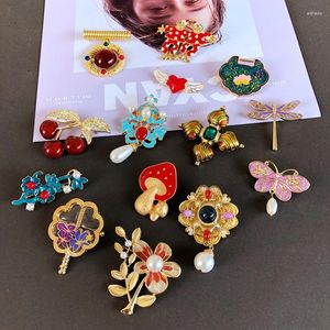 Brooches Arrival Baroque Enamel Brooch Pin For Women Plant Flower Santa Claus Cute Animal Fruit Dripping Glaze Accessories