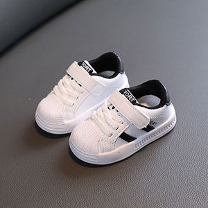 Sneakers Modna pasiastka Baby Miękkie dno buty dla chłopców bez szlii dla maluchów swobodne mieszkania na zewnątrz Dzieci Spring 230626