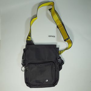 Industrielle Riemen-Umhängetasche, Logo-Druck, Umhängetasche, Brusttasche, Designer-Damen- und Herren-Hype-Streetwear-Mode, gelbe Riemen-Umhängetasche mit Klappe