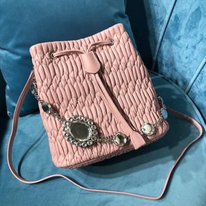 2023 New women's bucket bag High-end quality crystal chain crossbody bag with top sheepskin shoulder bag embossed small satin lining the upper body effect is excellent