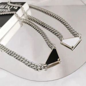 Designer Brand Mens and Womens Halsband Triangular Pendant Luxury Designer Jewelry Hip Hop Punk Thick Chain Titantium Steel Women Silver Necklace Men Pendants Gif