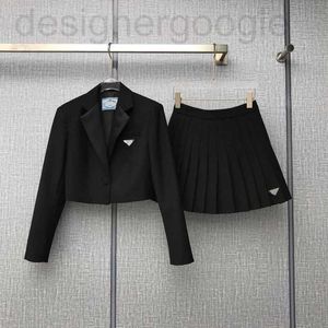 Designer de roupas de duas peças, versão alta, vestido de duas peças para mulheres, conjunto de saia, jaquetas pd, triângulo de metal, ternos femininos bordados 95SZ