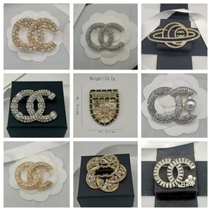 Ünlü Marka Tasarımcı Mektupları Broş Moda Ünlü Kadınlar Mektup İnci Kristal Rhinestone Suit Pin Takı Accessoriesgifts 20 Style