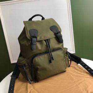 2023 A nova mochila universal masculina de alta qualidade para o desfile de moda estilo acessório principal alça de ombro leve e impermeável com acolchoamento confortável