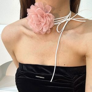 Lång snörning upp repkedja med fluffig blomma choker halsband för kvinnor trendiga elegant stor krage på nacksmycken tillbehör