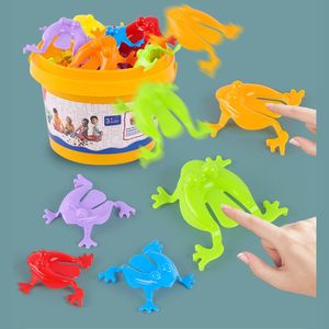12pcsジャンプカエルカエルのおもちゃプラスチックジャンプカエルおもしろい跳ね返る子供のためのイースター誕生日パーティーの好意混合色