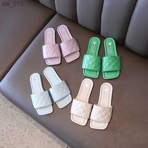 Flickans tofflor Square Toe Candy Color Sewing Slip-On Outdoor Summer Fashion Kids Sliders 26-36 PU LÄDER SANDALS FÖR GIRL L230518