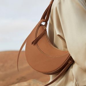 Lüks yarım ay tasarımcı moda omuzdan askili çanta tam tahıl doku bayan çanta deri fermuar kapalı çanta kadın diyagonal çanta