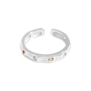 Кольца кластера Маленький и роскошный дизайн с нерегулярной текстурой Микроинкрустированное кольцо из циркона Стерлингового серебра 925 пробы для женщин