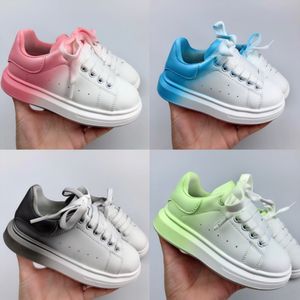 Çocuklar Tasarımcı ayakkabıları yeni yürümeye başlayan çocuklar Sneakers gençlik Platform erkek kızlar Deri Bağcıklı çocuklar Beyaz Siyah kadife süet Gündelik bebekler Ayakkabı Chaussures