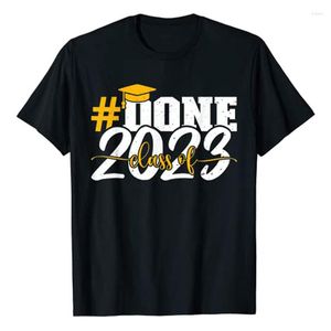 Męskie koszule #done klasa 2023 ukończenie jej HIM Grad Seniors T-shirt T-Shirt Sheote Cytat graficzny TEE GOBORNIC Difts Wakacyjny