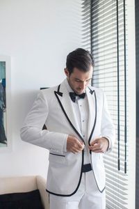 Ternos Masculinos Blazers Masculinos Terno Branco Homens Blazer Calças Casamento na Praia Com Borda de Fita Preta Terno Slim Fit Smoking Jaqueta Traje Homme